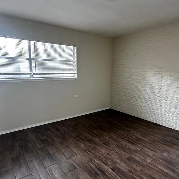 802C S Texas Blvd — Photo 4