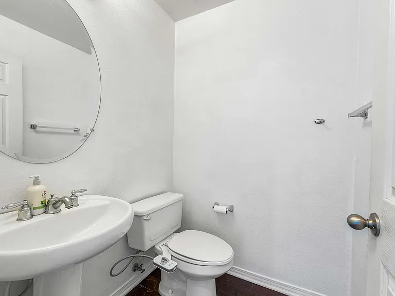 1364 Wellington Dr — Photo 18