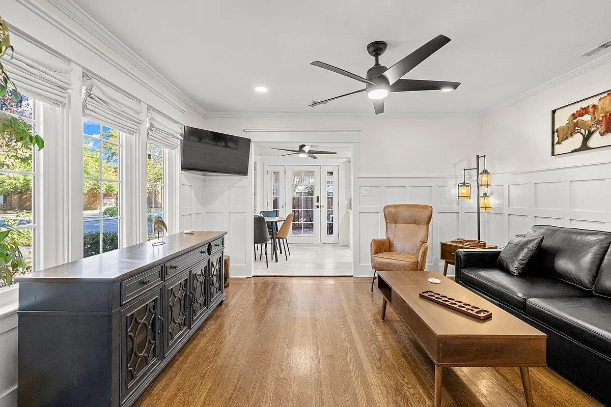 Living room comes with Smart TV - 401 Alhambra Blvd