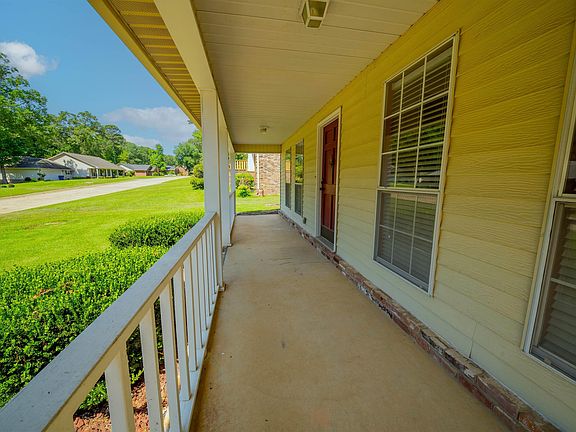 3rd image of 1016 Oakridge Dr