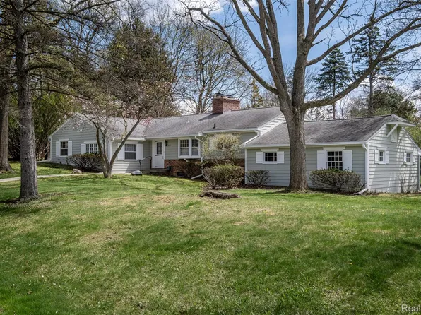 1895 W Bend Dr, Bloomfield Hills, MI 48302