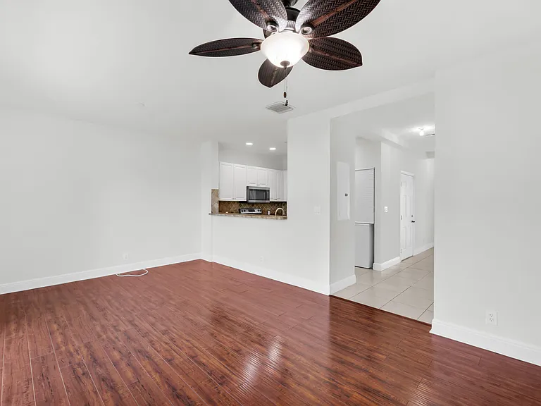 2581 Riverside Dr — Photo 6