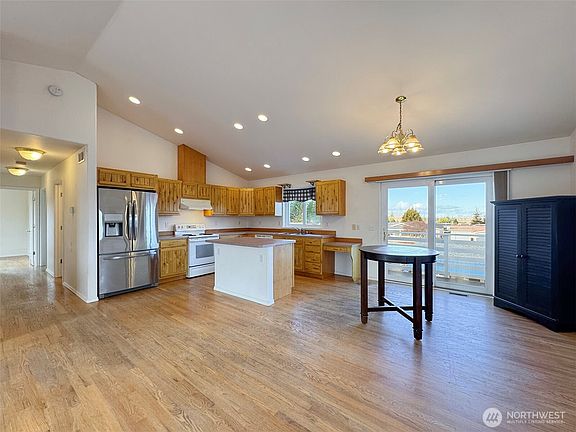 4th image of 700 W Fir Street