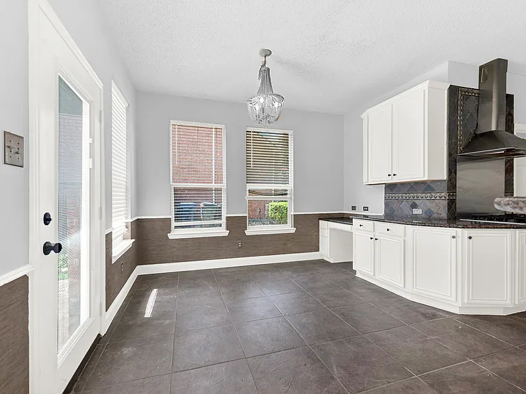 1413 Westmont Dr — Photo 11