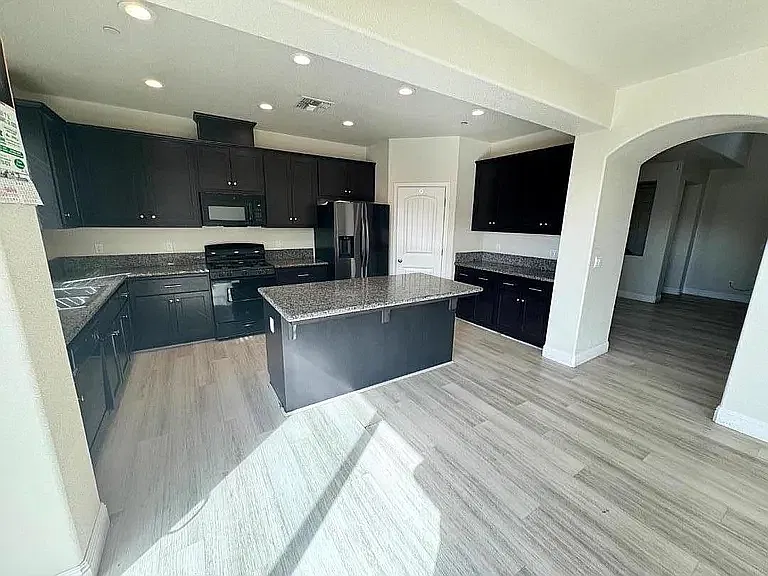 663 Pinelli Dr — Photo 3