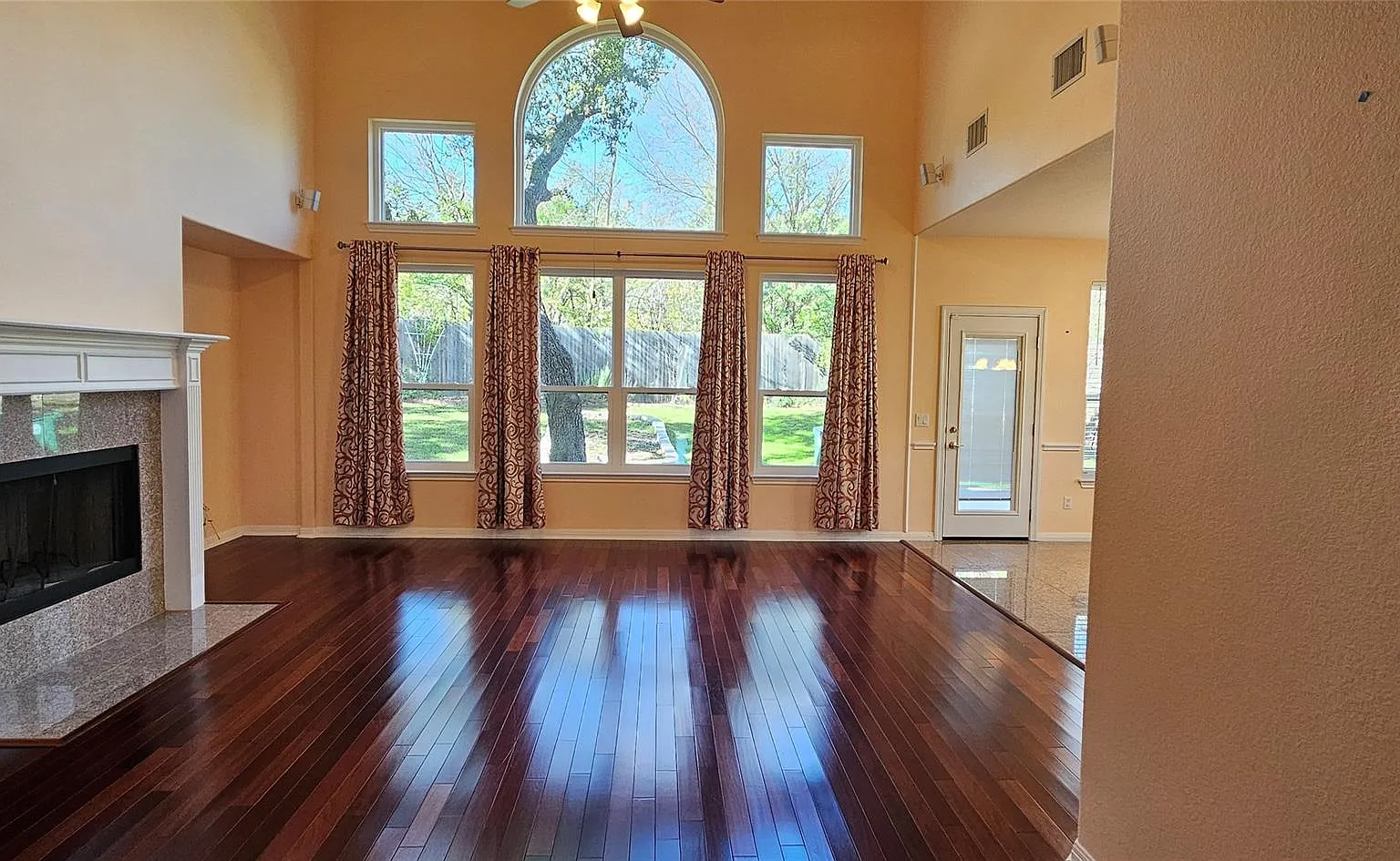 5 bed, 4.0 bath, 3449 sqft, $3,500 — Photo 2