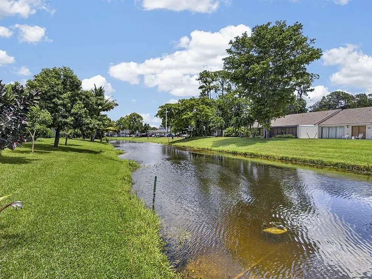 716 Lake Wellington Dr — Photo 42