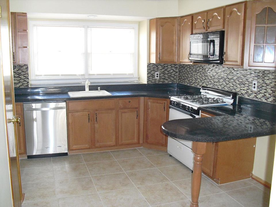 New Kitchen with Breakfast bar and Recessed Lights