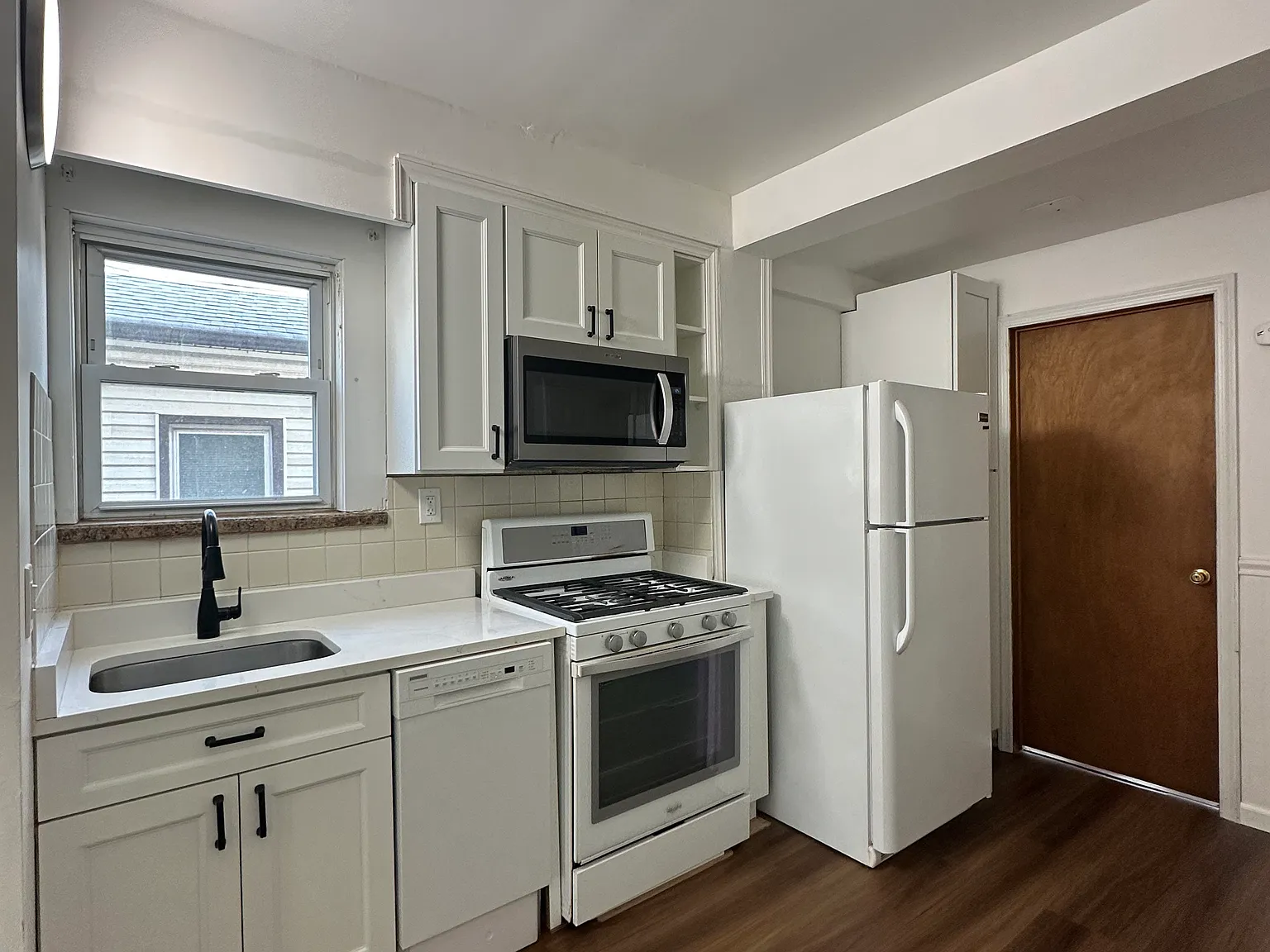 3 bed, 1400 sqft, $3,300 — Photo 4