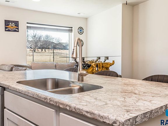 5th image of 310 Ceylon Ave