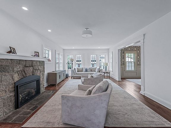 4th image of 340 Manor Rd