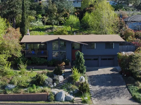 1924 Mohawk St, Ashland, OR 97520