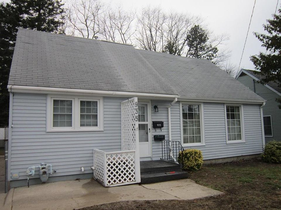1st image of 935 Linden St