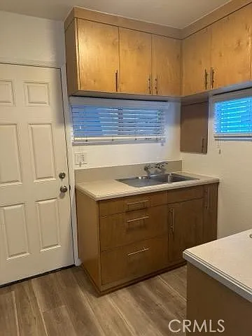 852 W 18th B Bay #B — Photo 7