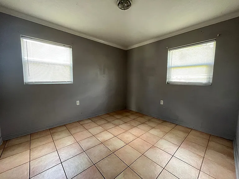 1301 W Walnut St — Photo 7