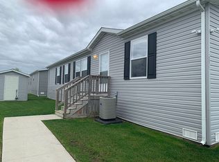 25811 Loudon Dr, Brownstown, MI 48134