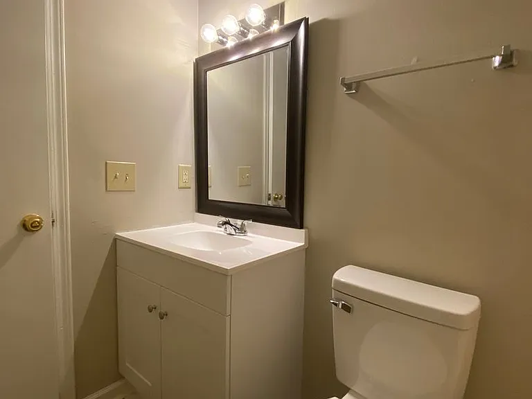 115/117 Oak Park Ct — Photo 8