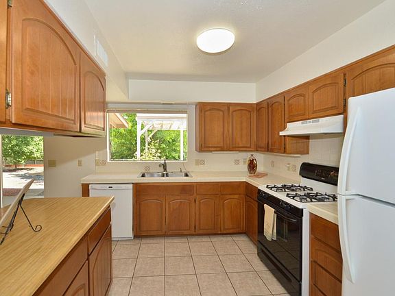 5th image of 160 Black Hills Dr