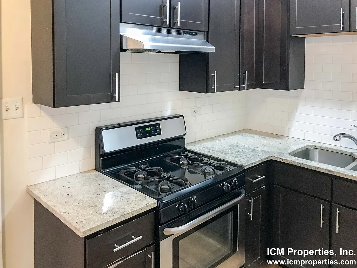 Building Photo - 410 W Surf St #2