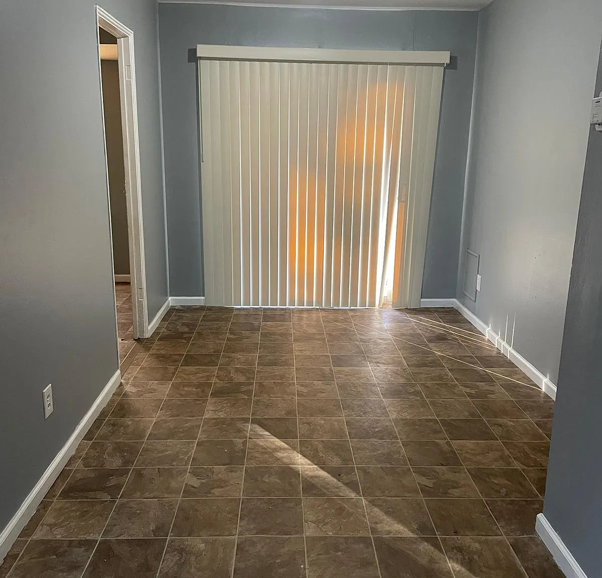 3 bed, 1.0 bath, 1171 sqft, $1,300 — Photo 3