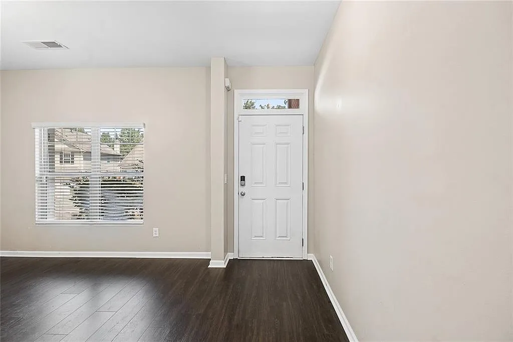 4 bed, 2.5 bath, 2327 sqft, $2,500 — Photo 4