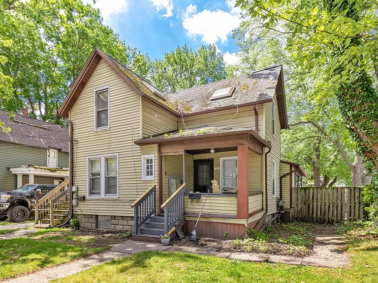 242 Crocker Blvd — Photo 1