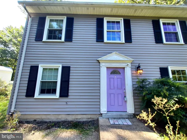 2 Edgewood Cir, Fredericksburg, VA 22405