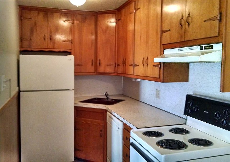 Kitchen complete with Stove, Dishwasher, Refrigerator, and G