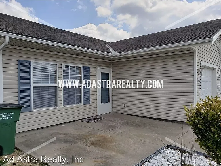 704 Meadow Ct — Photo 2