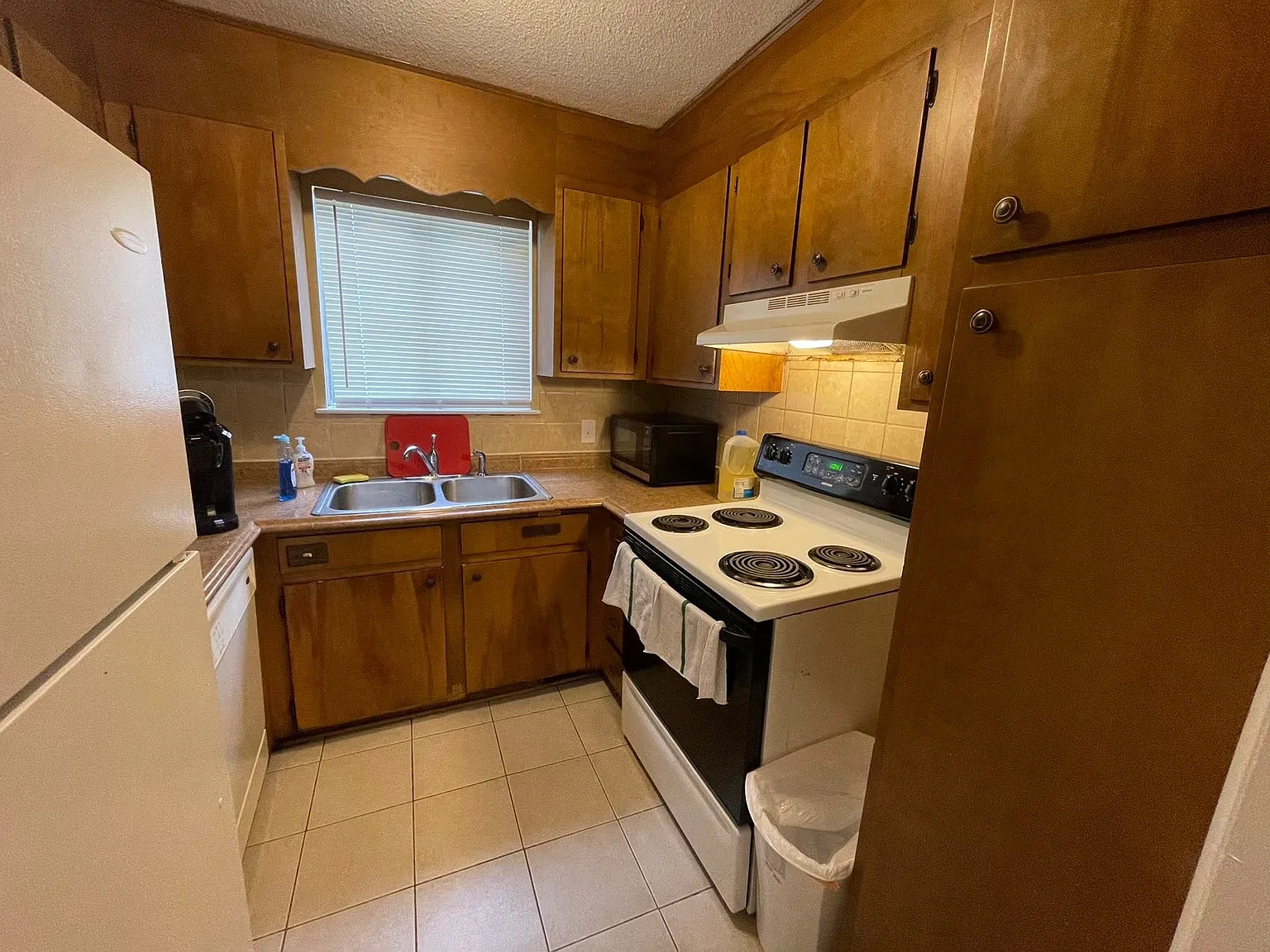 4 bed, 1600 sqft, $2,550 — Photo 2