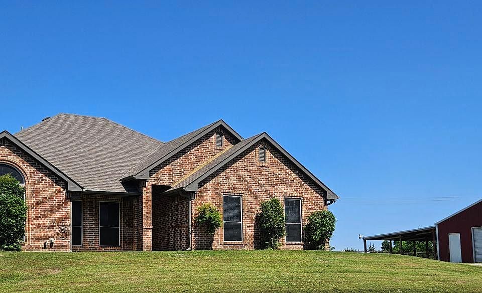 Welcome home to 2828 Bennett Road!