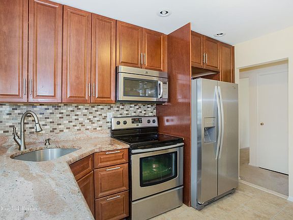3rd image of 862 Duncan Dr