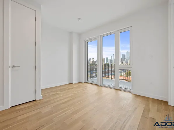 558 Sackett Street image 6 of 24