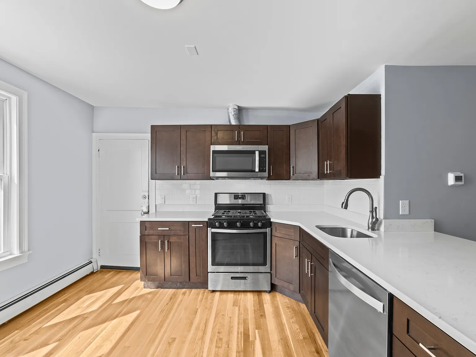 3 bed, 1300 sqft, $3,695 — Photo 4