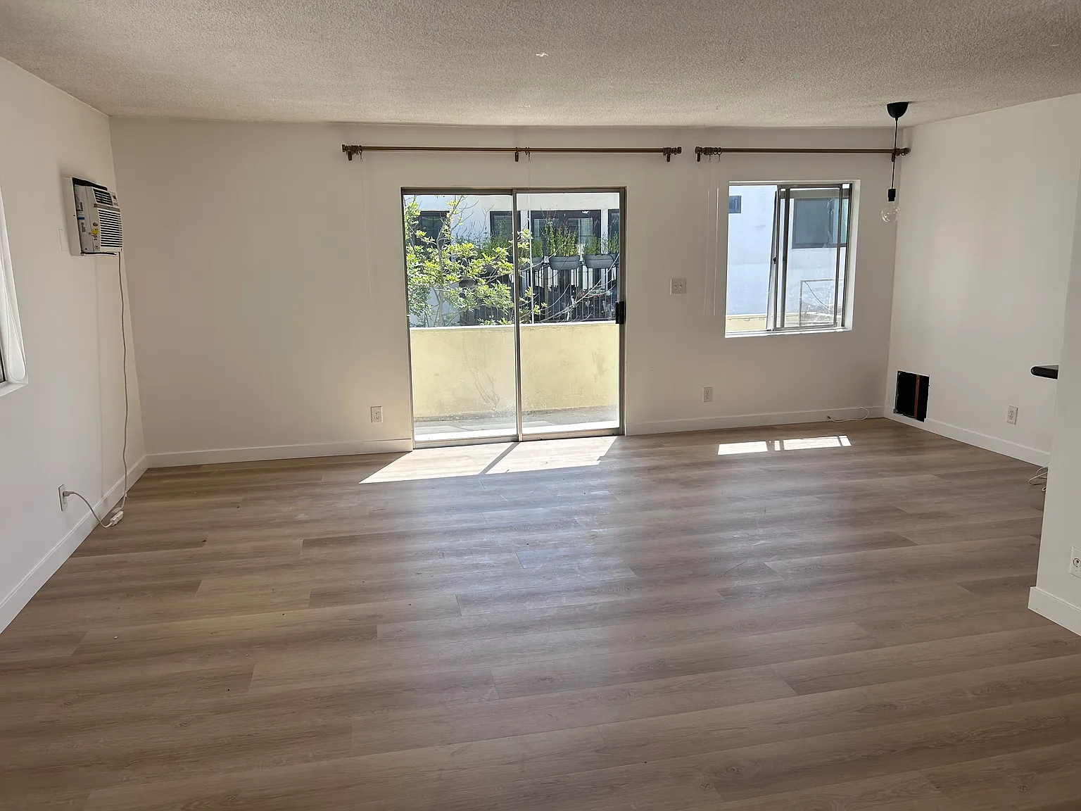2 bed, 850 sqft, $2,450 — Photo 2