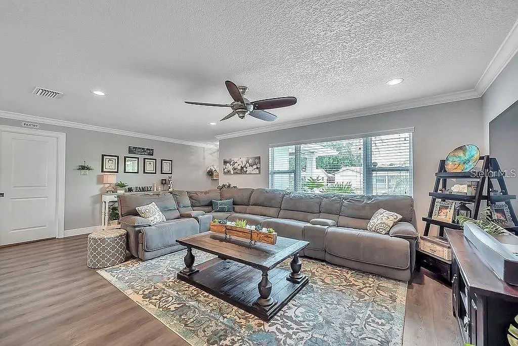 3 bed, 2.5 bath, 1863 sqft, $4,500 — Photo 3