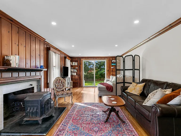 72 Kane Ave — Photo 10