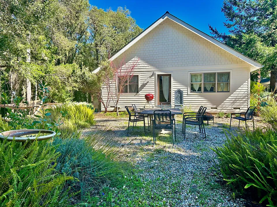 Quaint 2-bed, 1-bath house with spacious yard and gardens. Birdwatcher's paradise!