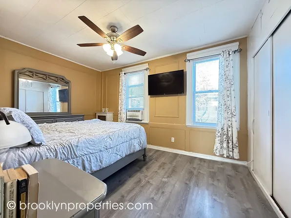 2906 Voorhies Avenue image 12 of 19