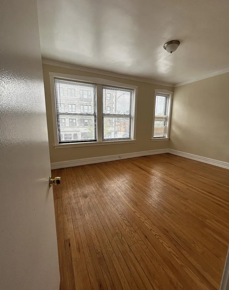 1670 W Pratt Blvd — Photo 4