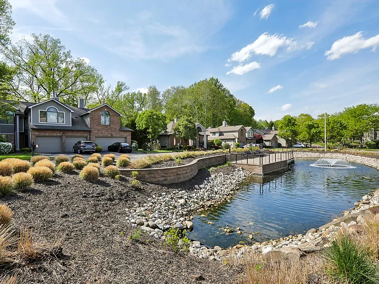 79 Lakeview Dr — Photo 3