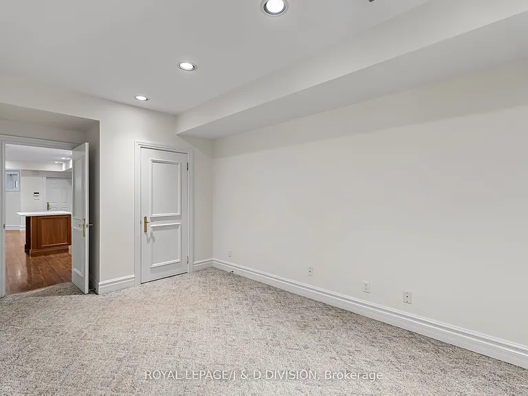 8 Huntley St — Photo 38