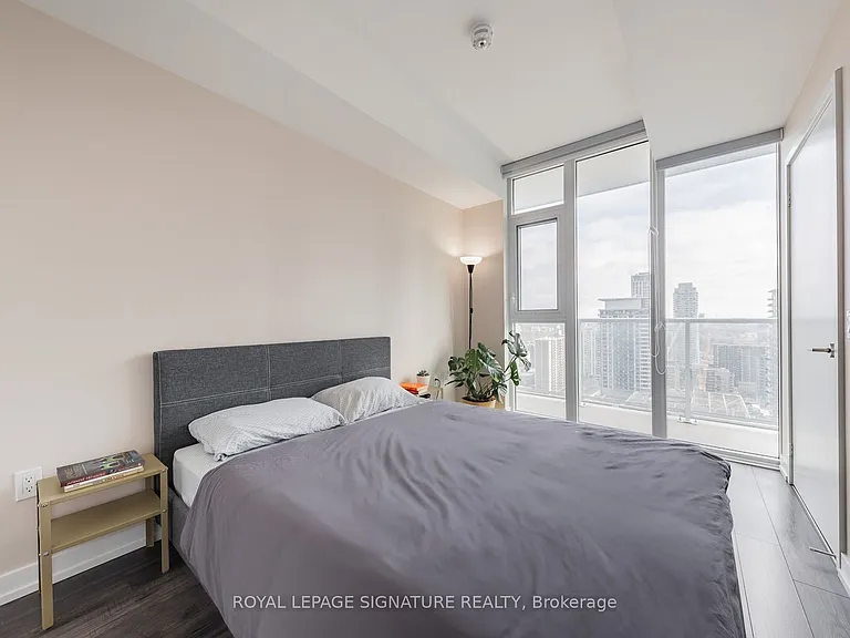 33 Helendale Ave #2105 — Photo 9