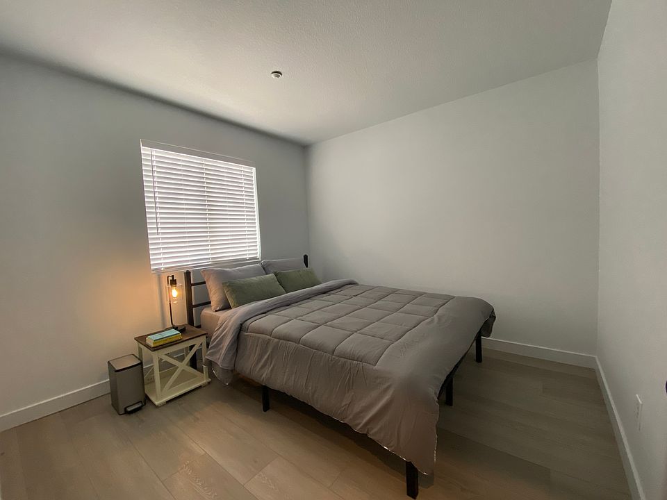Clean and cozy furnished room.