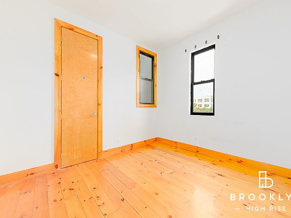 5th image of 1056 Willoughby Ave APT 2