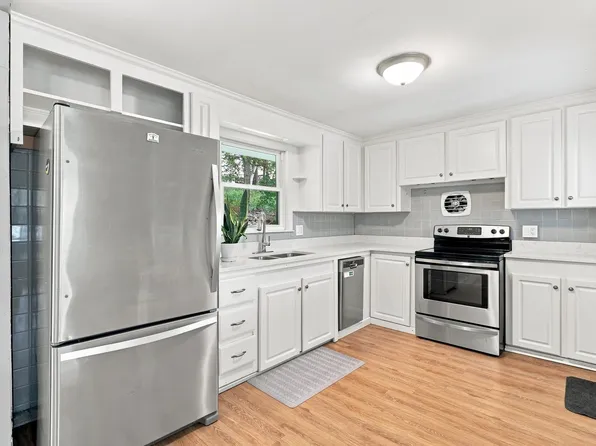 28 Hilltop Cir, Worcester, MA 01609