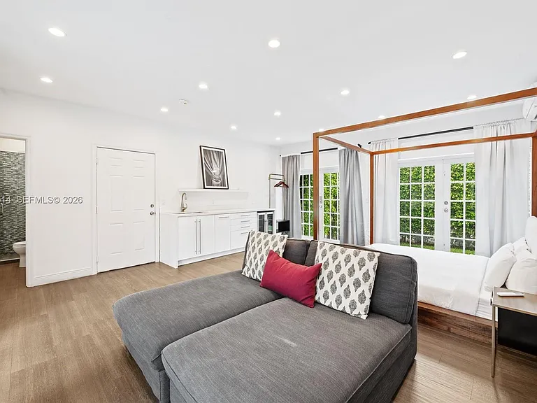 2501 Pine Tree Dr — Photo 37