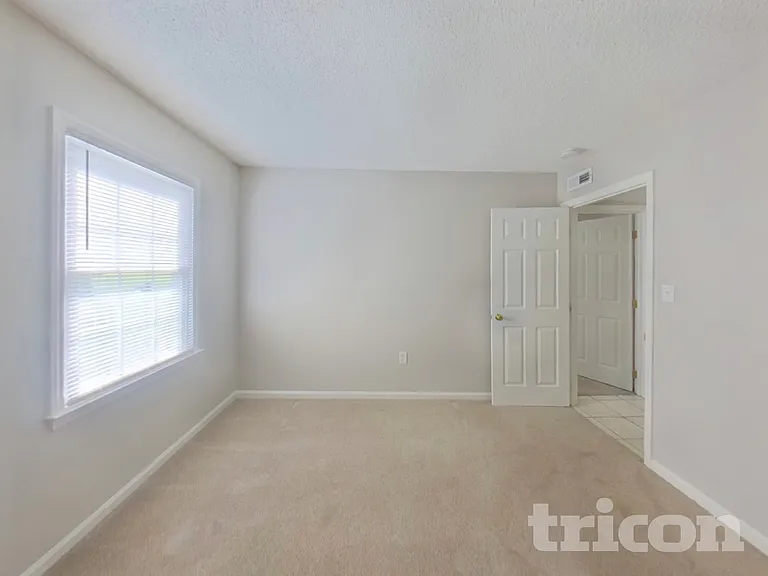 7400 Palmetto Ct — Photo 5