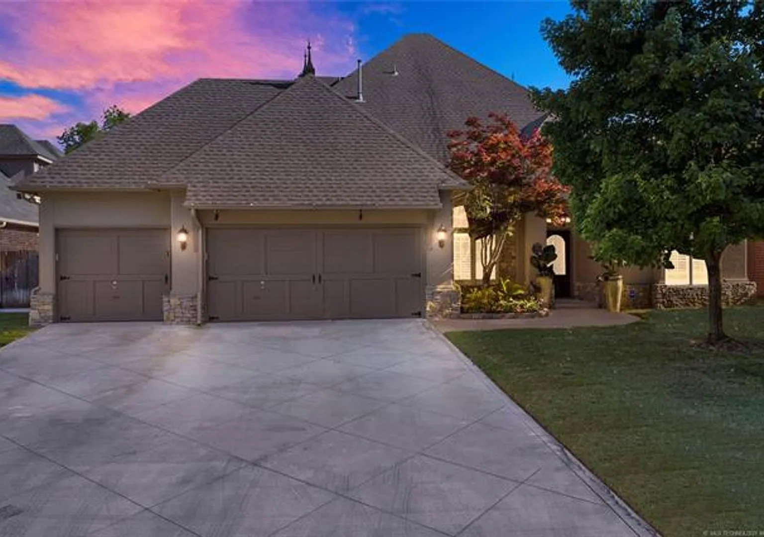 Gorgeous Legacy Park 4+ Bedroom 3.5 Bath 3 Car Garage - Jenks Se Schools! — Photo 2