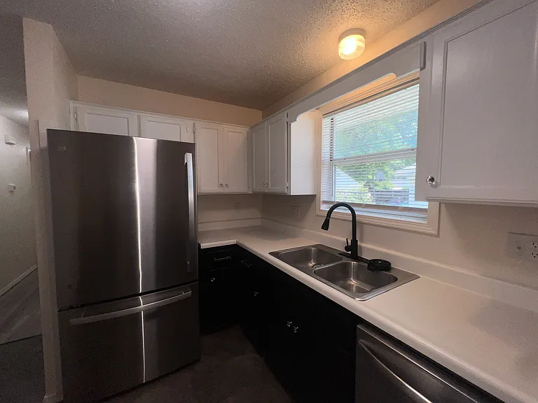 204 E Robberson St — Photo 17